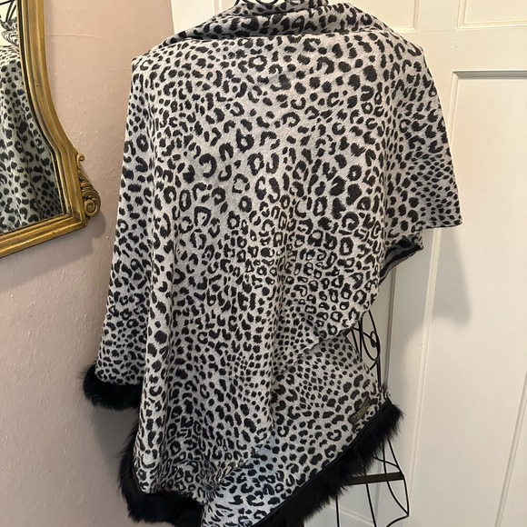 Fox Trim Animal Wrap - Picture 2 of 8